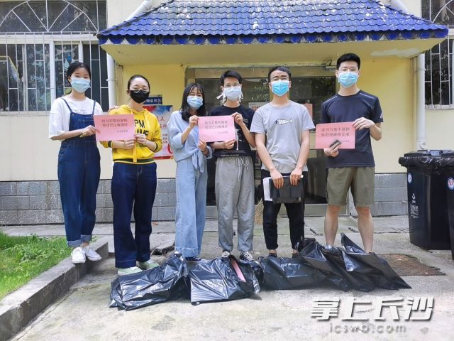长沙学院法学院的毕业生志愿者为学弟学妹们寄出学习包裹。