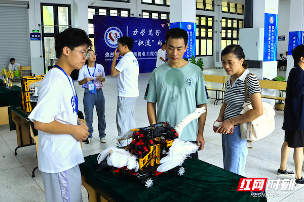 机电工程学院大二学生熊刘瑞正在向新生和家长介绍学院学科竞赛作品 摄:崔乐颜_副本.jpg