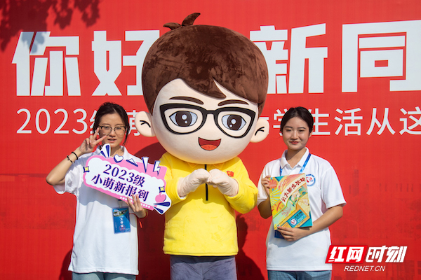 计算机科学与工程学院原创IP人偶“计小科”人气十足 摄: 周琪琪_副本.jpg